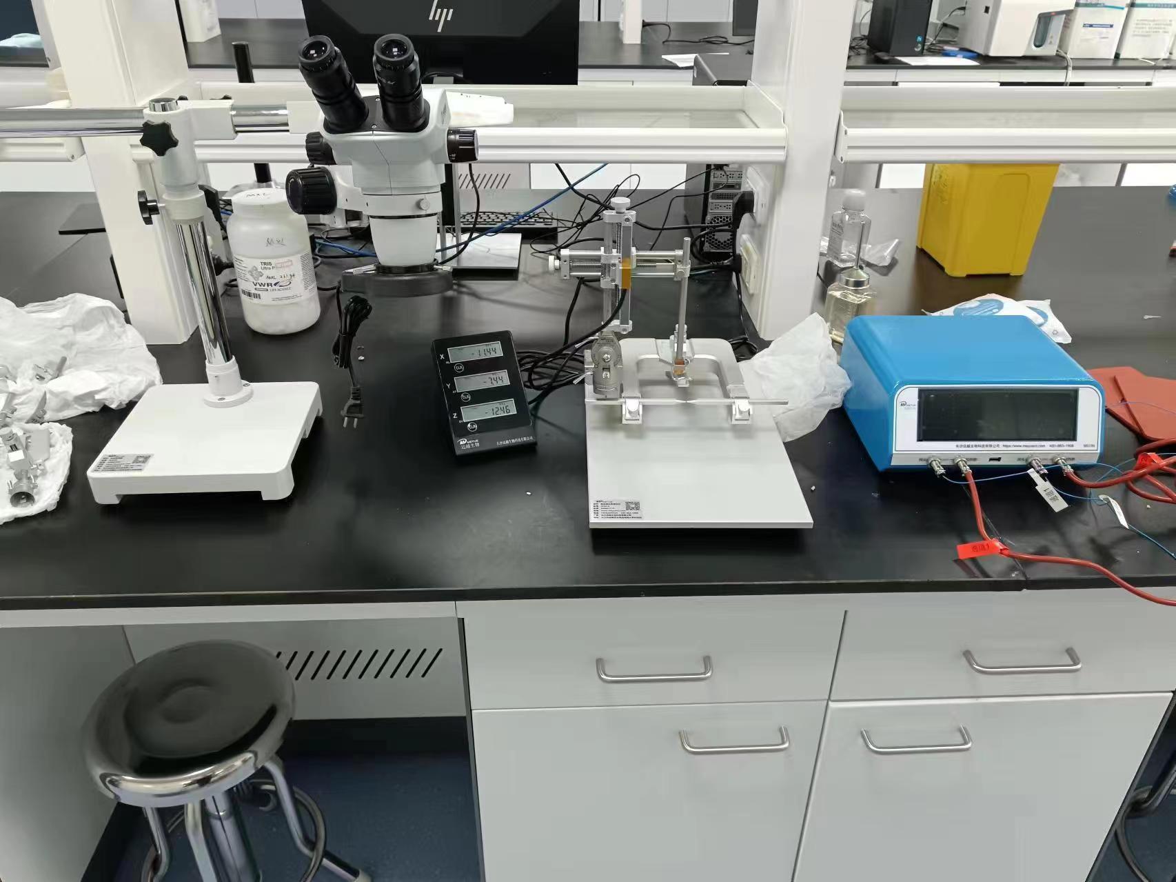 華西醫(yī)院-標(biāo)準(zhǔn)型數(shù)顯腦立體定位儀、雙通道體溫維持儀、體式顯微